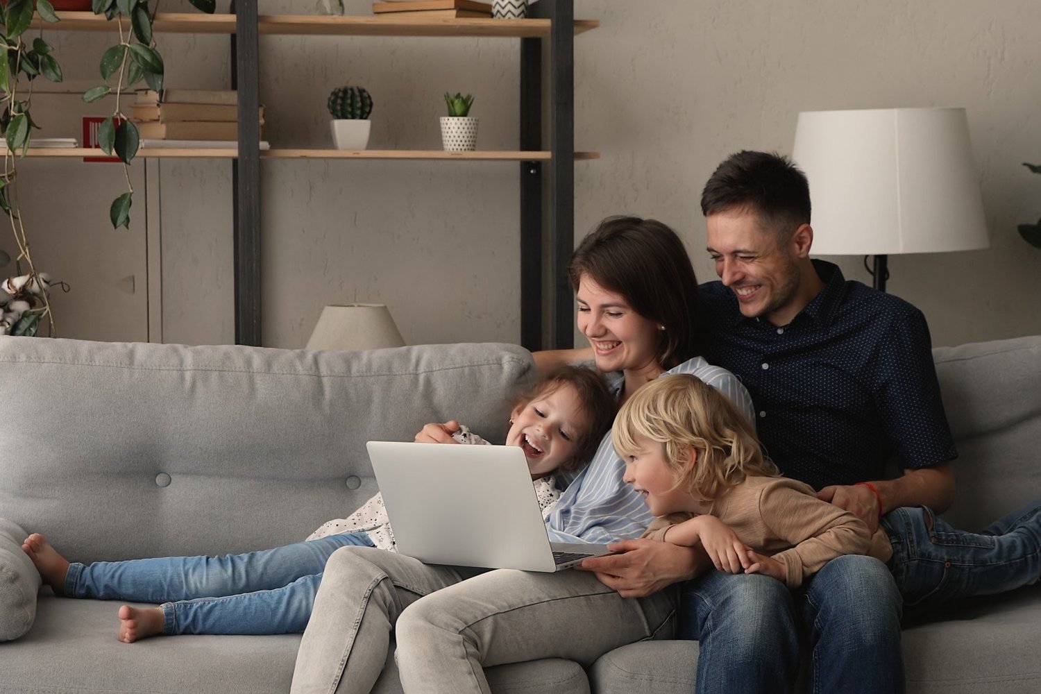 Cerita, Tawa, dan Cahaya Lembut di Ruang Keluarga